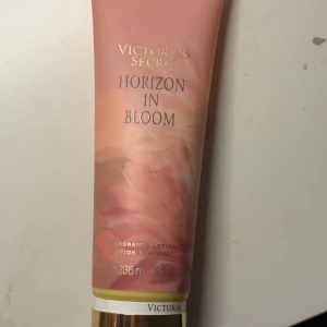 Horizon In Bloom Fragrance Lotion - Fragrance lotion från Victoria's Secret, Horizon In Bloom. Volym: 236 ml. Perfekt för dig som vill ha en fräsch och trendig doft i vardagen. Ca 80% återstående lotion!