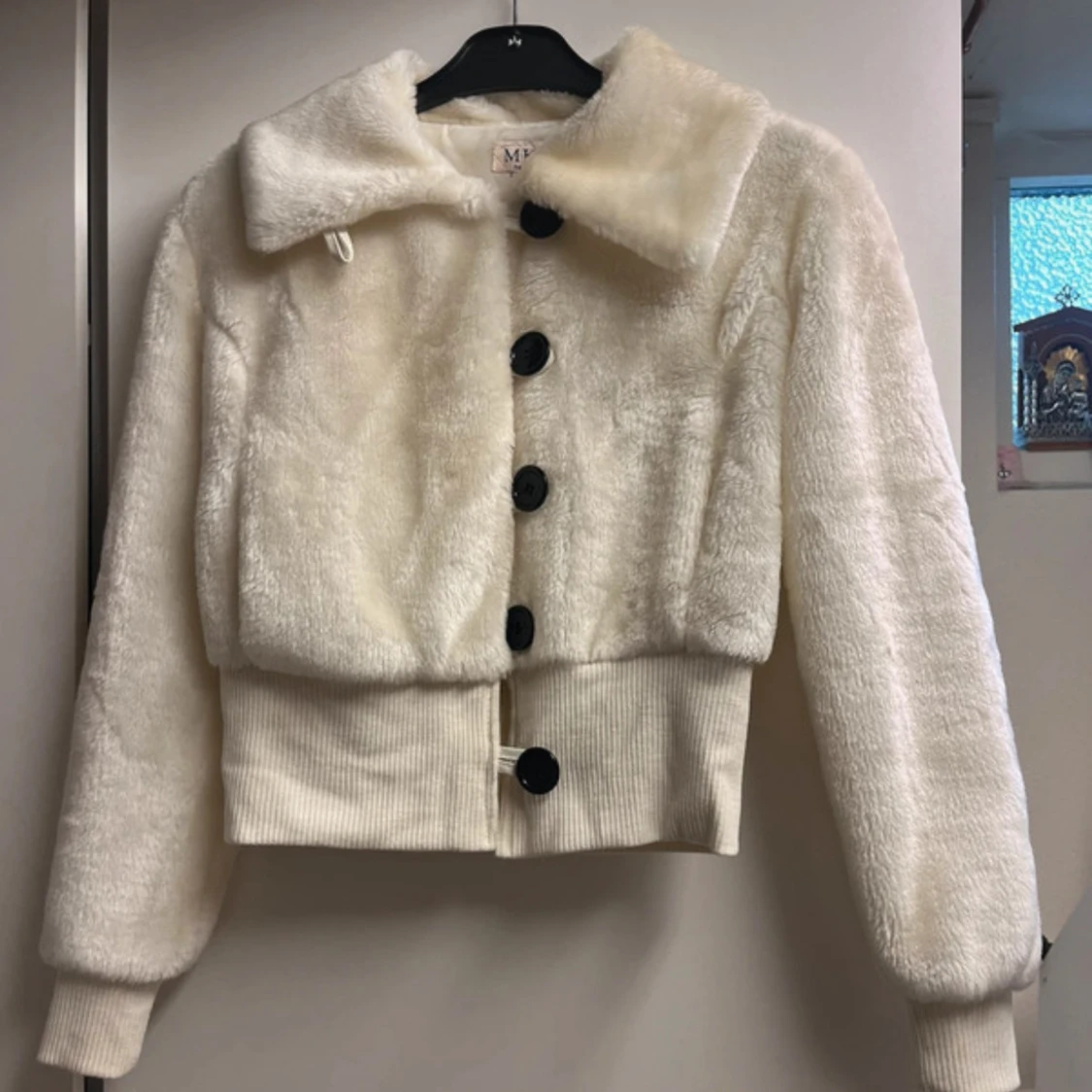Vit pälsig kofta med stora knappar - 3