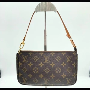 Louis Vuitton Pochette Väska - Säljer min älskade vintage Louis Vuitton Pochette❤️ Axelbandet är dock fäst i själva väskan, se sista bilden, men det är inget som syns eller minskar väskans användning❤️Köpt för 4200 och är i super bra skick. Inga fläckar på utsidan samt insidan och på bandet❤️