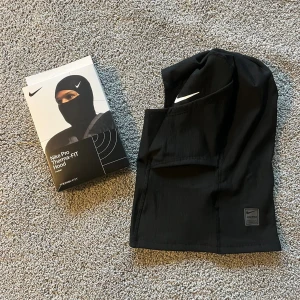 Nike ski-mask - Helt ny & Oanvänd ✔️ Kommer med förpackning 📦 Skickas inom 1 dag 🚀 Onesize (passar alla)   Kontakta gärna för mer info 😊