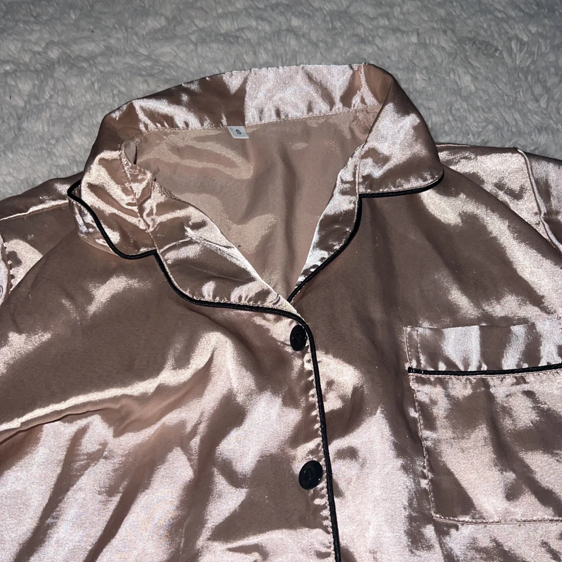 Mysigt silkes pyjamas set shorts och T-shirt - 1