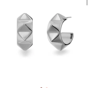 Silvriga chunky örhängen från Edblad  - Säljer ett par chunky örhängen i blankt silver från Edblad. De har en cool geometrisk design med upphöjda pyramidformer som ger en edgy vibe. Perfekt storlek för att synas utan att bli för mycket. Snygga till både jeans och klänning.