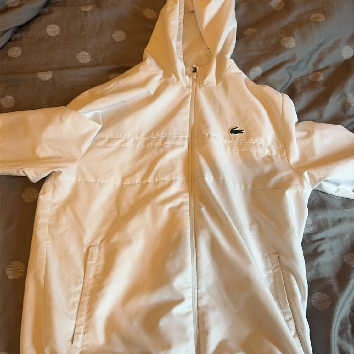 Vit vindjacka från Lacoste Sport
