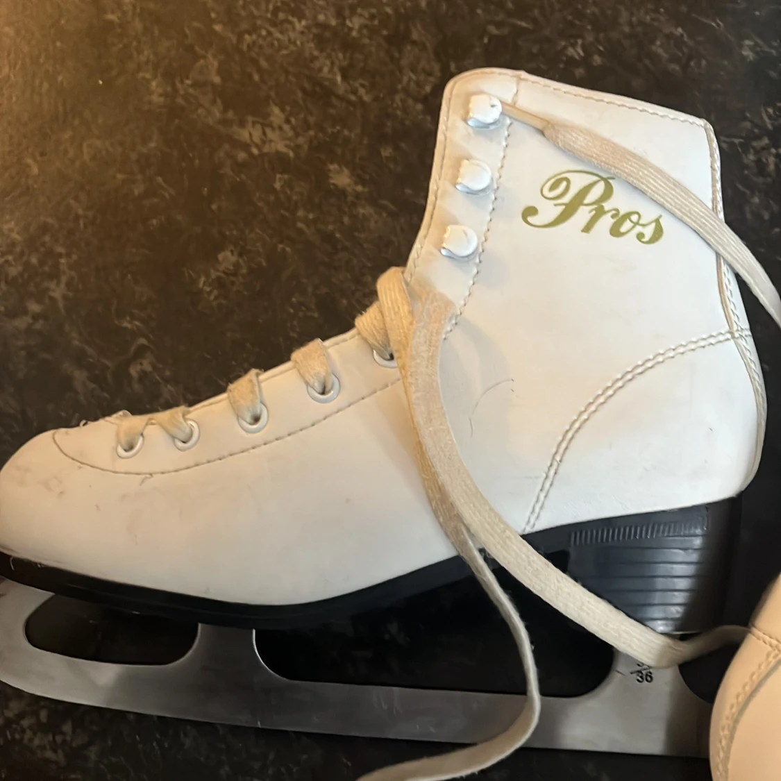 Vita konståkningsskridskor Pros 35-36