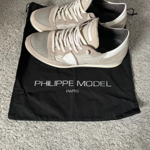 Philippe Model skor - Säljer ett par grå/beiga Philippe model trainers/sneakers i storlek 43, dustbag tillkommer 😊