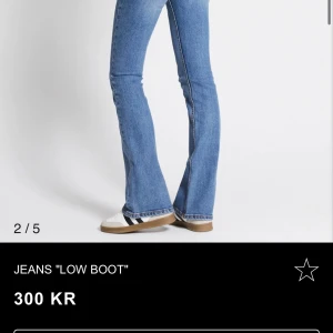 Blå bootcut jeans low waist - Snygga blå jeans med bootcut passform och låg midja. Jeansen har klassisk femficksdesign och är tillverkade i mjukt denim-material som sitter skönt. Perfekta för dig som gillar en retro vibe och vill ha ett par jeans med lite utsvängda ben.