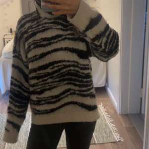 Beige och svart stickad polotröja - Säljer en stickad zerba tröja i storlek S. Köpte för ca tre veckor sen, tröjan har inga defekter🩷 hör av er vid frågor och kan självklart skicka fler och bättre bilder