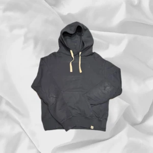 Mörkblå hoodie från Merz b. Schwanen - Asskön hoodie med washed design från Merz b. Schwanen som sitter som en M (ord pris 1800)– enkel att matcha och skön att bära. Ett stilrent val, noggrant utvalt med omsorg av AM Clothing.  📩 Frågor? Hör gärna av dig! 📲 Följ oss här på Plick för fler uppdateringar. ♻️ Tack för att du handlar mer hållbart med AM Clothing!