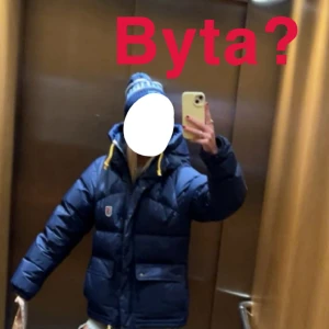 Fjällräven Expedition down jacket - Är någon instreserad att byta denna jacka mot en fjällrävenjacka(spelar ingen roll färg) i storlek xs? Isåfall hör av er🥰 säljer den också 