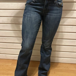 Bootcut vintage jeans - Low waist vintage bootcut jeans som jag sytt om själv (se bild 4) midjemått 35, innerbenslängd 80cm
