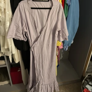 Odd Molly omlottklänning  - Ljuslila omlottklänning från Odd Molly, storlek 4 enligt deras guide. Passar mig som är S/M och mamma som är L. Man kan justera på banden. 