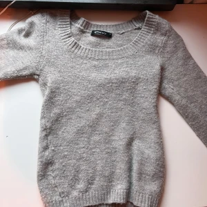 stickad tröja  - Säljer en jättesöt tunnare stickad tröja🥰 passformen skulle jag säga är lite tajtare och sitter fint❤️❤️ storlek xs. Ställ gärna frågor🥰