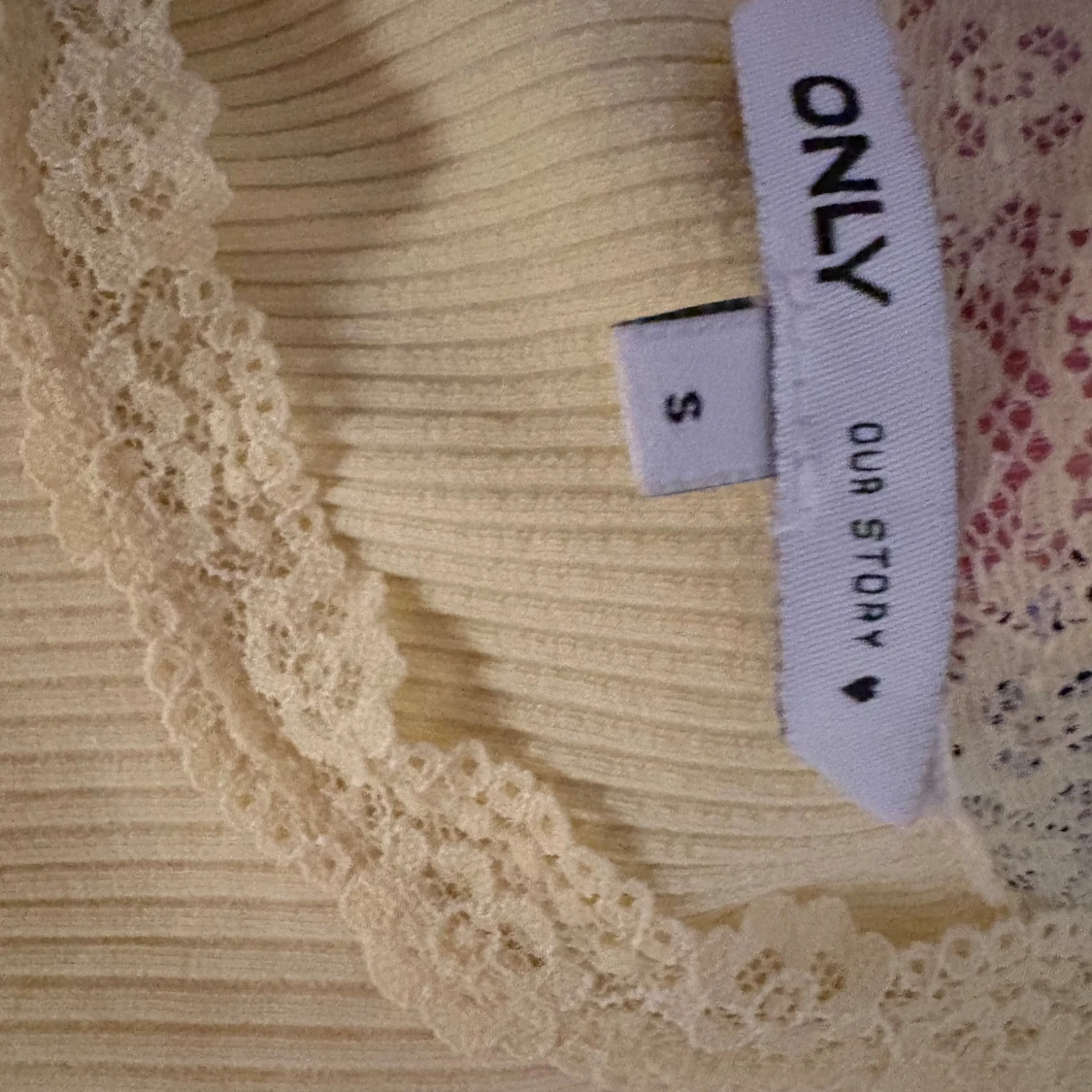 Gul ribbad linnetopp med spets från ONLY - 3