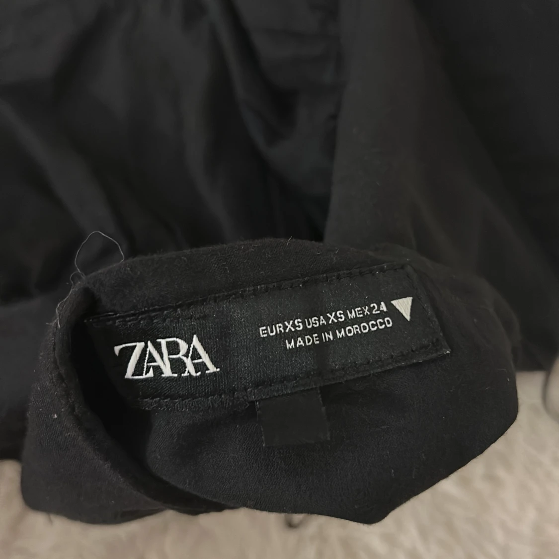 Svart volangkjol från Zara XS - 2