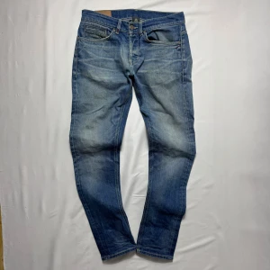 Dondup George - Ljus blå jeans från Dondup med schyssta slitningar och detaljer.                                      Modell: George.                                                                      Storlek: 33.                                                                           Skick: 9/10.                                                                         Tveka inte att höra av dig vid minsta fundering!