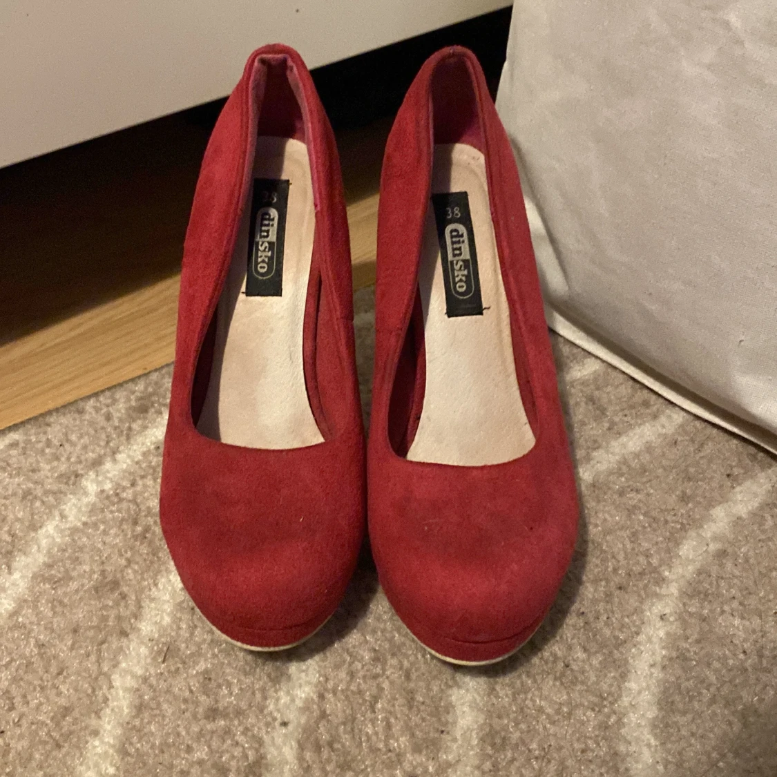 Röda mockapumps från Din Sko