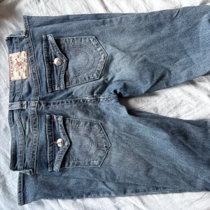 true religion bootcut jeans 🩵 - skrolla ner för mått ‼️‼️ superfina bootcut jeans! det finns ett hål i skrevet som går att fixa för ~200 kr 💕kolla på sista bilden för att se. strl 34/xs. de är i modellen becca mid rise bootcut men jag skulle säga att de är lite mer low rise. 🩷mått: midja - 73 cm stuss - 81 cm grenhöjd fram - 22,5 cm grenhöjd bak - 32 cm innerbenslängd - 83 cm lårvidd - 48 cm benslut - 42 cm total längd - 103,5 cm