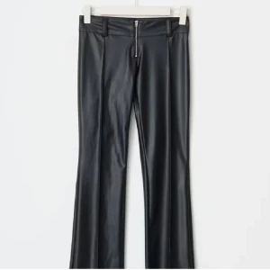 Svarta bootcut byxor i skinnimitation - Snygga svarta skinbyxor i bootcut Model i st 158, skriv för fler bilder💕