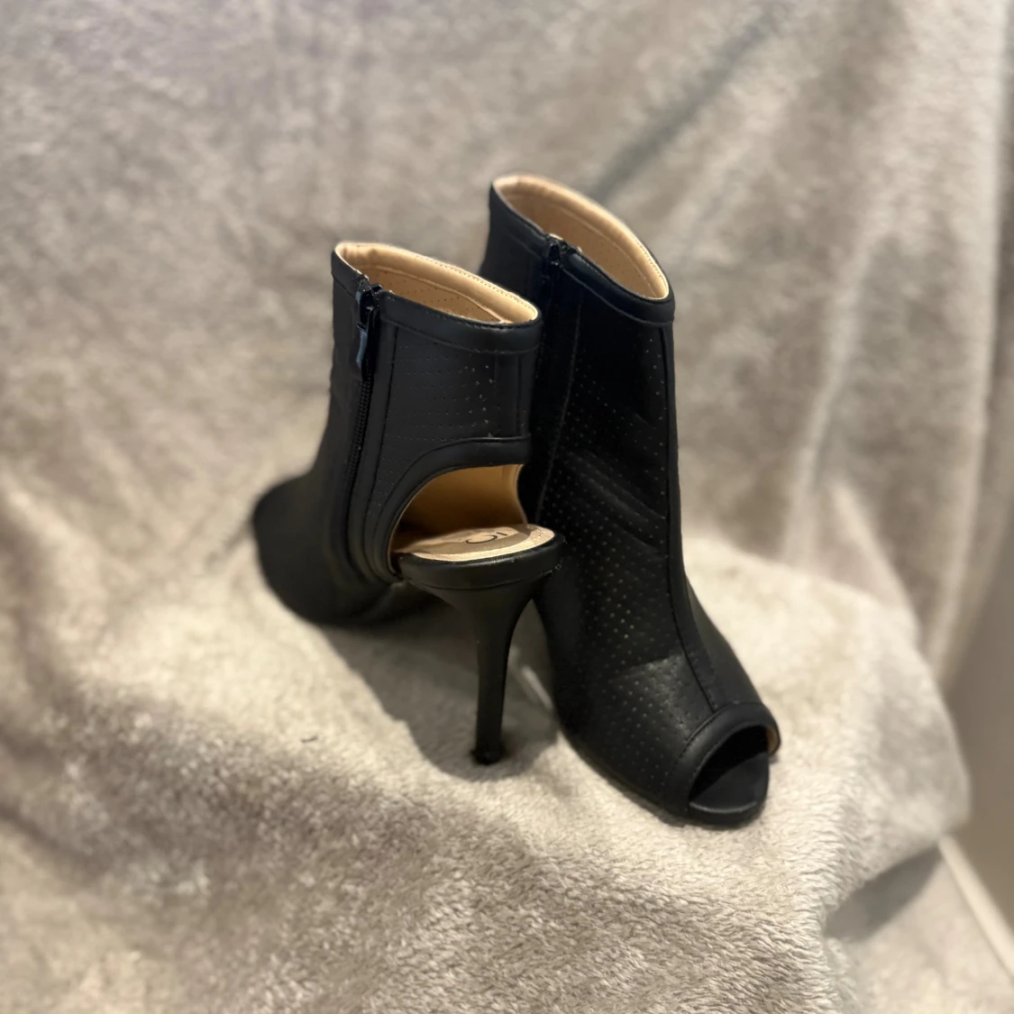 Svarta stövletter med öppen tå och klack - 1