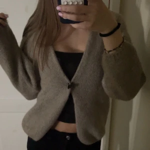 Stickad cardigan lindex - Säljer denna populära och oftast slutsålda cardigan från lindex! nypris 399 och den är helt ny!