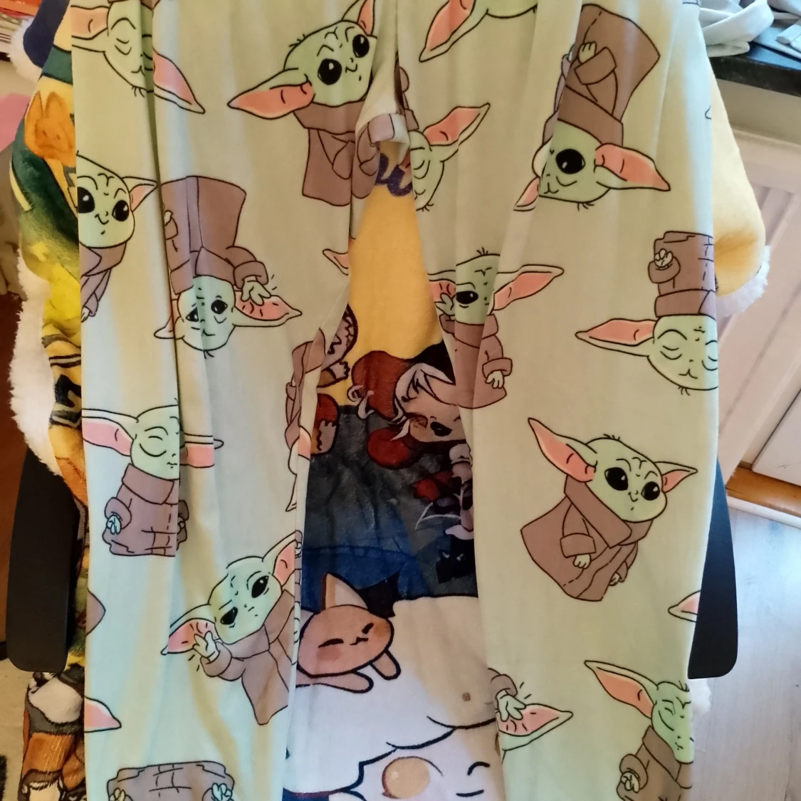 Baby Yoda mjukisbyxor med tryck samt tröja  - 1