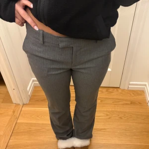 Grå kostymbyxor - Säljer dessa snygga grå kostymbyxor med vita ränder, aldrig använt dom så dom är i bra skick, storlek 38 från Zara💞