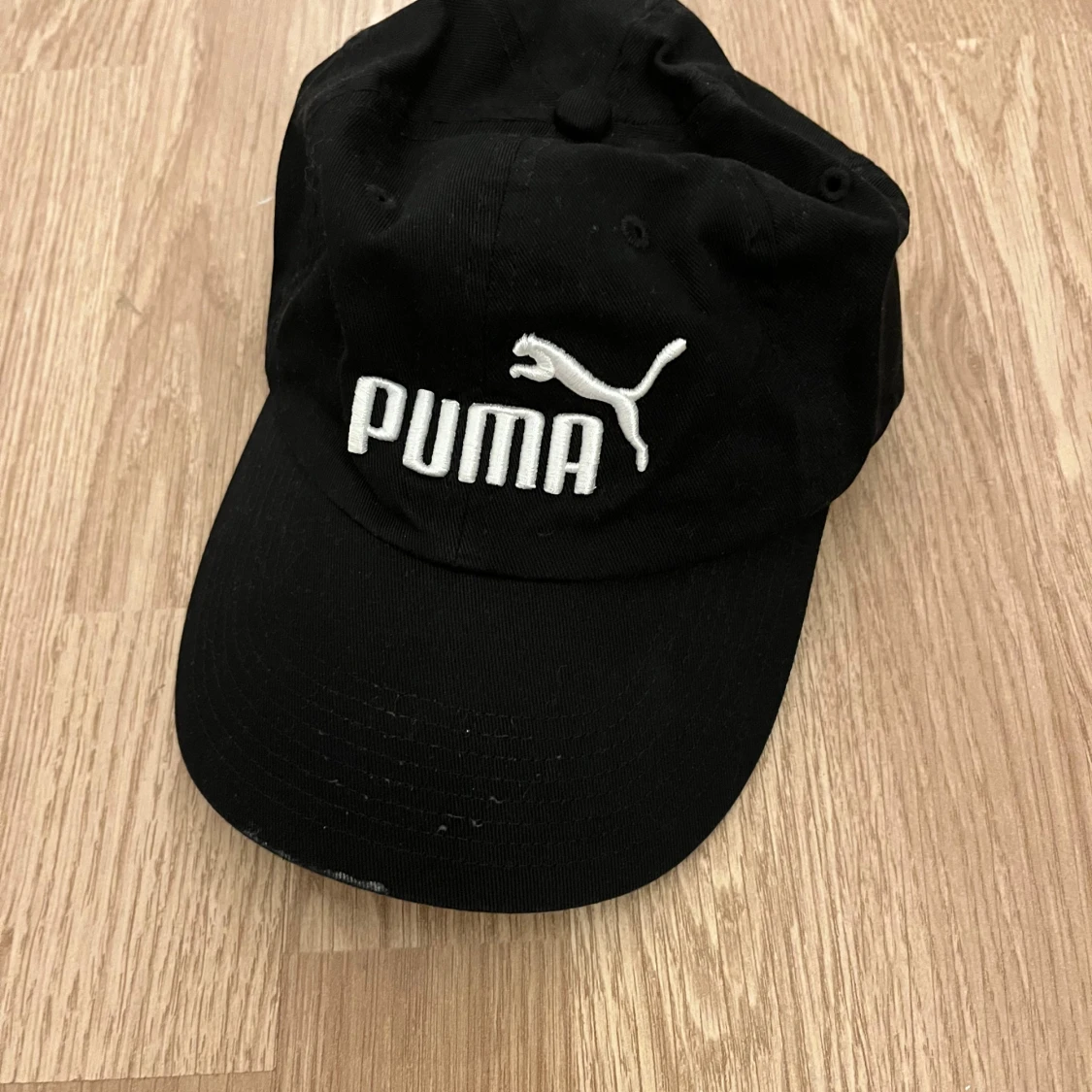 Svart Puma keps med broderad logga
