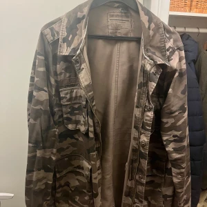 Camouflage overshirt/fieldjacka - Camo jacka köpt på secondhand i paris size XL passar L