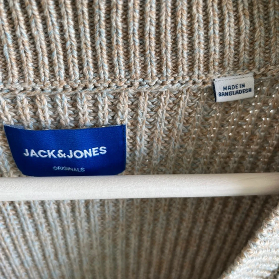 Beige stickad väst från Jack & Jones - 1