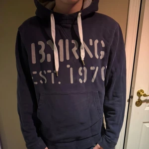 Boomerang hoddie  - Väldigt fint skick. Varan har 2 fläckar som går bort i tvätten, kan tvättas innan. Modell är 182. Tveka inte på att ställa frågor 