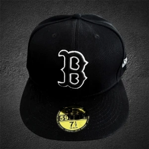 New era keps - Säljer denna feta new era kepsen | skick 10/10 då den aldrig blivit använd | Storlek 7 1/2 (59,6cm) | skriv vid frågor eller funderingar! | skickar inom 24h📦