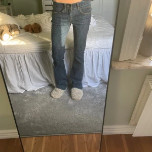 Blå bootcut jeans med låg midja - Säljer ett par blå jeans med bootcut-modell och låg midja.  Storlek S och passar mig i längden som är ca 170!!!💗