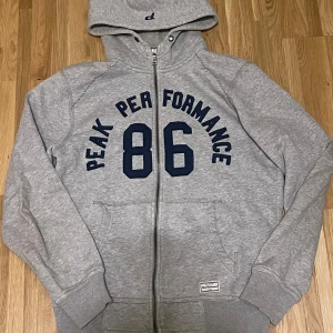 Peak performance huvtröja  - Lite färg men syns inte, går säkert att ta bort, stl m 