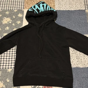 Syna world hoodie  - Säljer min syna world tröja gjort av artisten central free. Storlek s. Använts nästan 3-4 månader. För mer pris dm