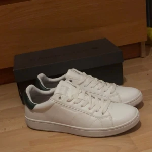 Björn Borg skor  - Säljer dessa nästan helt nya Björn Borg skorna då de inte får användning längre. Skorna är storlek 43 men kan passa lite mindre och samtidigt lite större. 