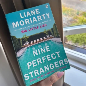 Nine Perfect Strangers - En spännande roman om nio främlingar som möts på ett lyxigt retreat och avslöjar oväntade hemligheter. Perfekt för dig som gillar mysterier och psykologisk spänning. 🩵