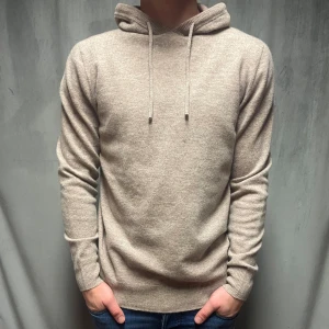 Kashmir/Merino hoodie - Beige Kashmir/Merino hoodie! Storlek M! Modellen är 177cm lång, passar längre! Endast testad, därför toppskick, inga defekter alls! Hör av dig vid frågor!🌟