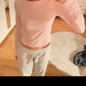 Ljusrosa långärmad topp - Säljer en ljusrosa långärmad topp med rund halsringning. Helt oanvänd, jätte mjukt och stretchigt material! Hör av er vid frågor :)