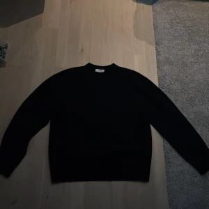 Svart tröja från cos - Den är relaxed fit och nypris är 1100, det är storlek s så den passar 175 cm i längd