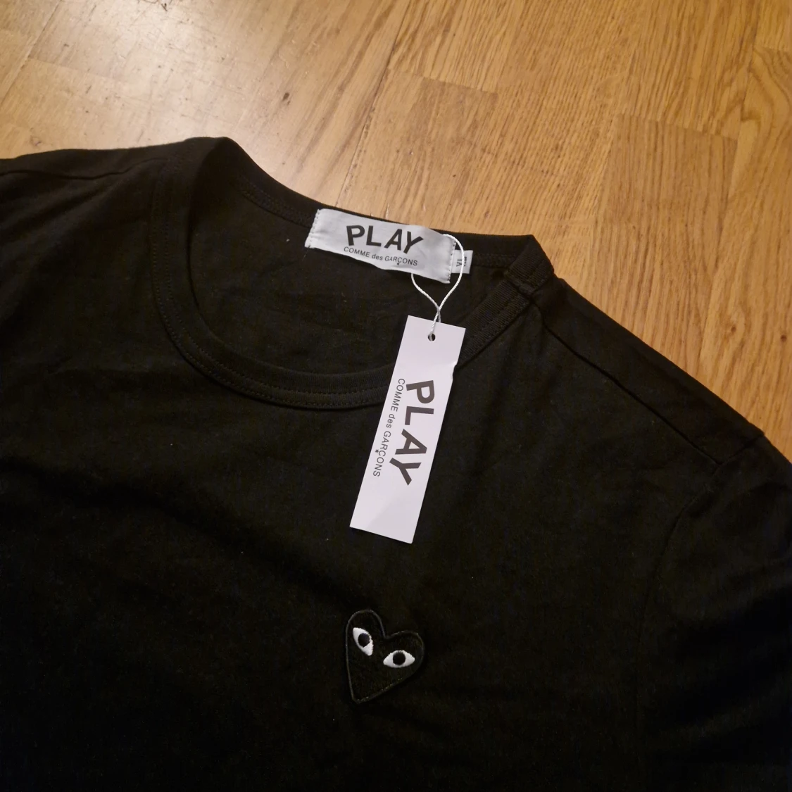 Svart t-shirt Comme des Garçons Play - 1