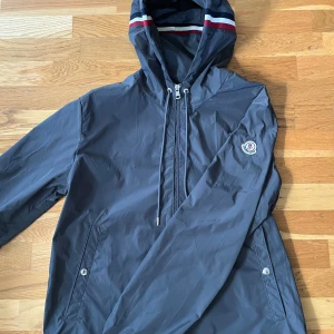 Mörkgrå vindjacka från Moncler - Moncler wind breaker som är andvänd några få gånger, storlek 3, vilket motsvarar L men den passar M också. Priset är inte hugget i sten, tveka inte på att höra av dig vid minsta fundering