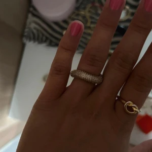 Izabel display ring  - Sååå sjukt snygg ring från Izabel display i guld 