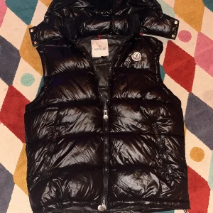 Moncler Maya Puffer Vest - Svin fet moncler maya puffer vest som e bara använda ett fåtal gånger, Fungerande nft taggar och en svin skön vest perfekt för vintern, Kom dm för mer!