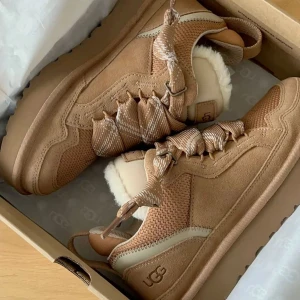 Uggs Lowmels  - Säljer ett par feta och sköna Uggs Lowmel i storlek 43. Perfekta för både vardag och chill – superbekväma och varma med den klassiska Uggs-känslan lägger de uppe för 1699kr men kom gärna med bud 😊