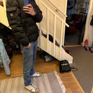 Moncler jacka - Riktigt fet moncler Montgenevre i ull, äldre modell går inte att köpa längre. Jackan är impregnerad så tål lättare regn. Storlek 4 men sitter som en M/L riktigt väl bevarat skick med enda nackdelarna är teckningen och ärmarna. Pris kan diskuteras vid snabb och smidig affär.