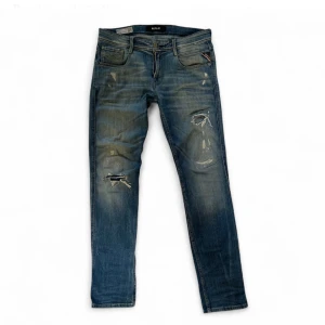Replay Anbass blå  - Säljer ett par otroligt snygga Replay Anbass jeans i blå tvätt med slitningar och hål på benen. Jeansen är i användbar skick och är i slim fit modell. Size 30. Passar mig som är 185cm 75kg