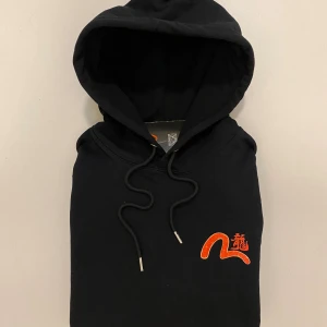 Svart Evisu hoodie L - Svart Evisu hoodie //  Storlek L //  Helt oanvänd ”ny med tagg” //  Skriv vid minsta fråga eller fundering💯🤝