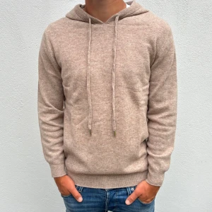 Kashmir/Merino hoodie - Beige Kashmir/Merino hoodie | Storlek S | Modellen är 177cm lång | Endast testad, därför är skicket 10/10 | Hör av dig vid frågor🌟