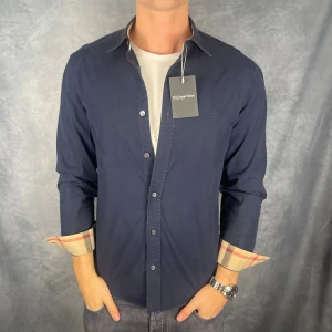 Burberry skjorta - Hej säljer nu min fina Burberry skjorta i storlek S. Den är i mycket bra skick och kommer vara otroligt snygg nu i höst/vinter. Nypris cirka 4000kr! Vi kommer att sälja liknande produkter så glöm inte följa profilen!🌊🍾