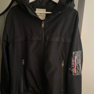 Svart vindjacka från Moncler - Säljer denna för att jag knappt använder den längre, för att jag fått en ny som är varmare. Ganska bra material så passa på innan någon annan tar den 
